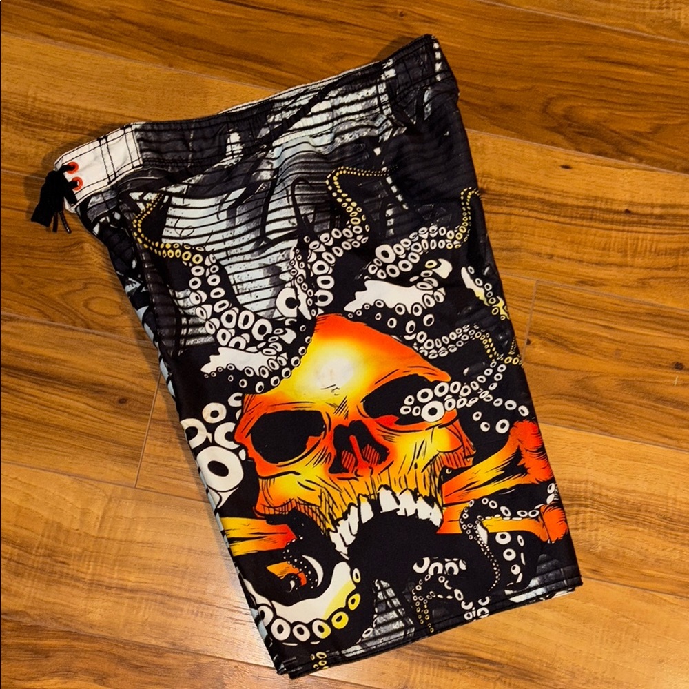 Old Navy Boys Mesh Lined ‘Skull’ Graphic Board Short Sz L (10-12)